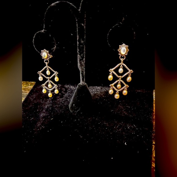 Pearl Chandelier, earrings - Picture 3 of 3